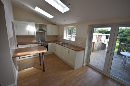 3 bed Semi-Detached - To Let - Photo 5