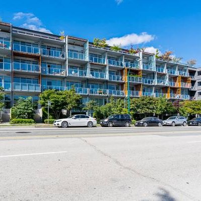 SUB-PENTHOUSE WITH BREATHTAKING VIEWS AND MODERN LIVING IN MOUNT PLEAS - Photo 1