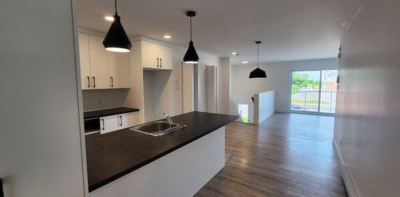 **4 ½**APPARTEMENT -style MAISON DE VILLE au CŒUR de STE-FOY - Photo 2