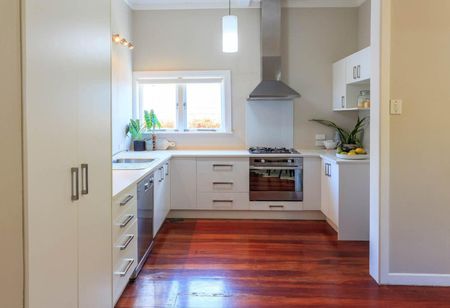 This sunny inviting family home - Photo 3