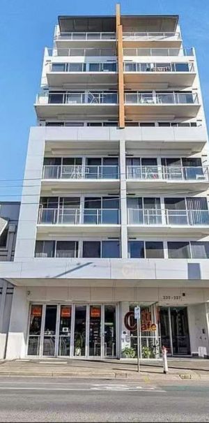Modern Apartment in the Heart of the City – Stylish, Secure & Convenient - Photo 1