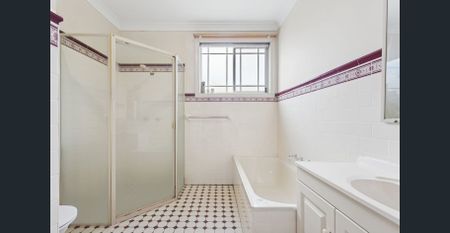 Spacious Family Haven with Sun-Drenched Outdoor Terrace - Photo 5