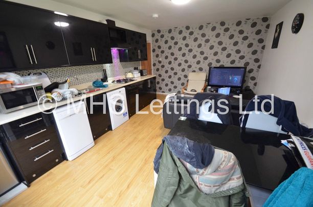 3 Bedroom Mid Terraced House for rent in The Poplars - Photo 1
