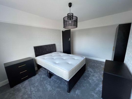 Newly Decorated Double Room in Hounslow - Photo 1
