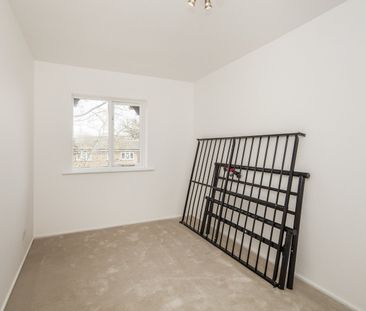 Flat to rent - Thicket Grove, London, SE20 - Photo 1