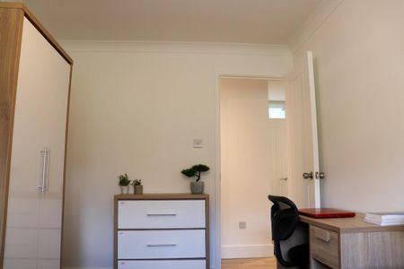 3 bedroom flat to rent - Photo 4