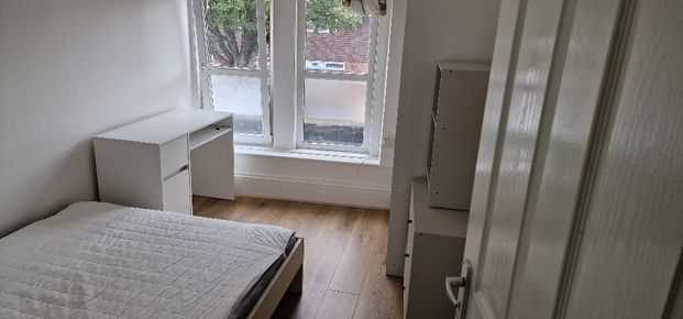 3 Bed Flat, Two Mile Hill Rd, BS15 - Photo 1