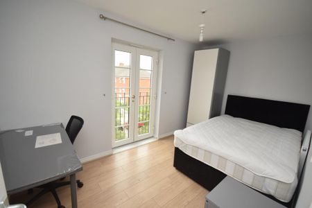 3 bedroom flat to rent - Photo 3