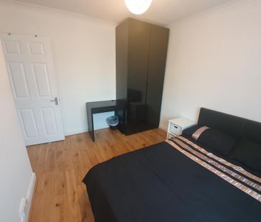 1 bedroom in a house share to rent - Photo 4