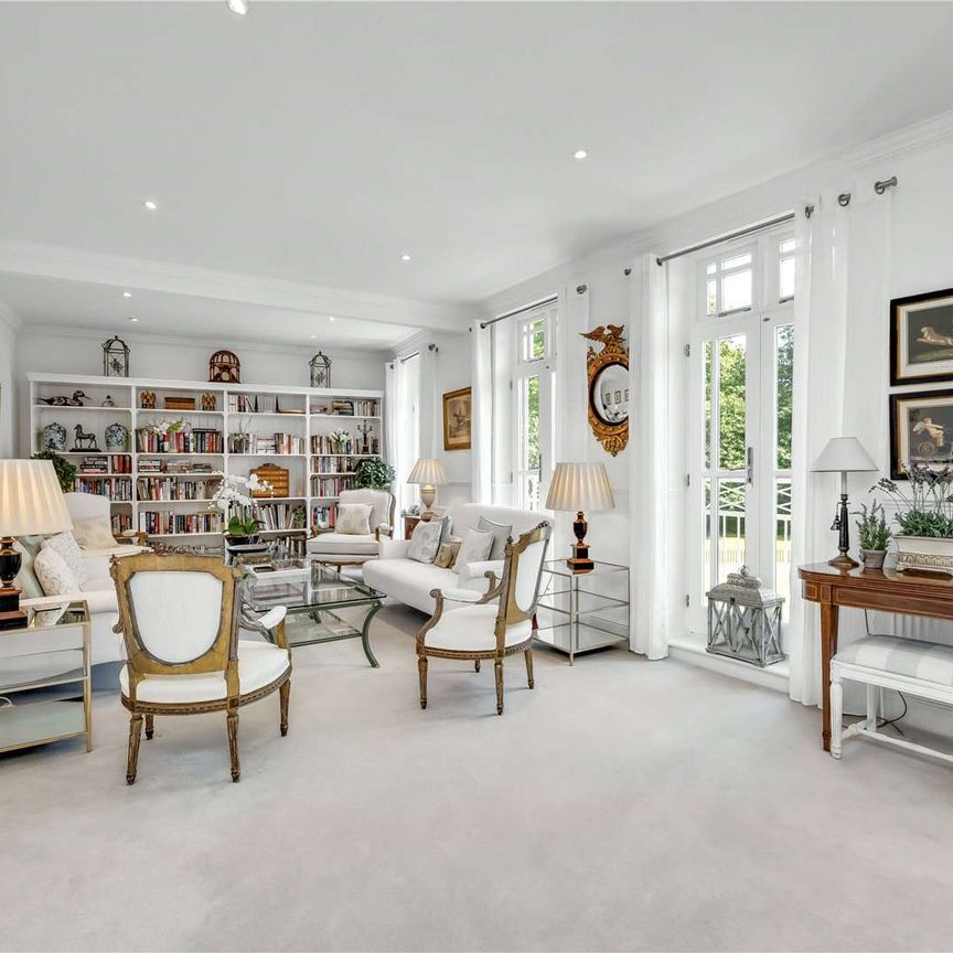 Exceptionally well presented 5/6 bedroom townhouse situated on a sought after development in beautiful parkland, one mile from Weybridge High street. - Photo 1