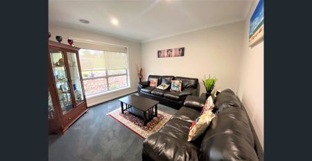 As New Large Family Home - Photo 3