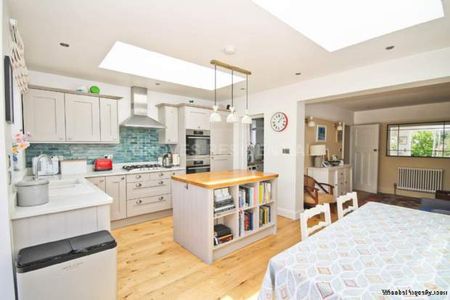 3 bedroom property to rent in New Malden - Photo 4
