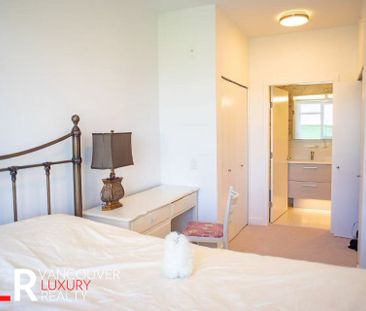 Townhouse in Vancouver West Side, BC - Photo 1