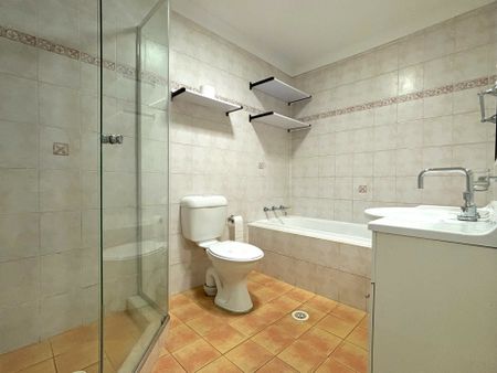 Charming 2-Bedroom Villa with Versatile Spaces - Photo 4