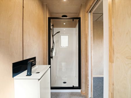 Sunny, stylish and sparkling new - Photo 4