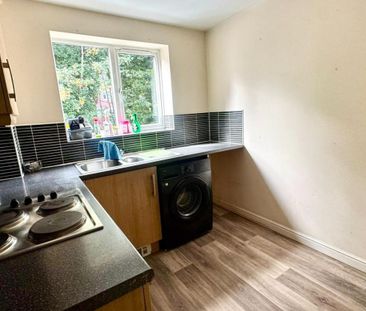 2 bedroom Flat To Let - Photo 2