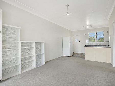 Renovated Top Floor Apartment - Photo 5