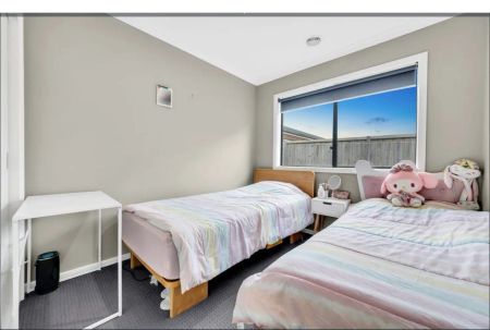 “Modern Family Home for Rent – 22 Folkestone Road, Werribee VIC 3030” - Photo 3