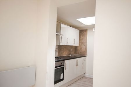 Uxbridge Road, Uxbridge, UB10 - Photo 3
