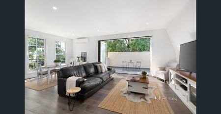 Stylish Executive Living in Prime Location - Photo 3