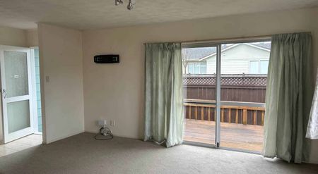 Cozy 3 bedroom home in great location. - Photo 2