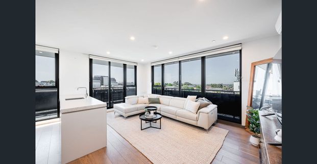 As New with Breathtaking Views – Curve Building - Photo 1