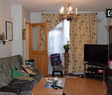Bright room to rent in 2-bedroom flat in Crumlin, Dublin - Photo 2