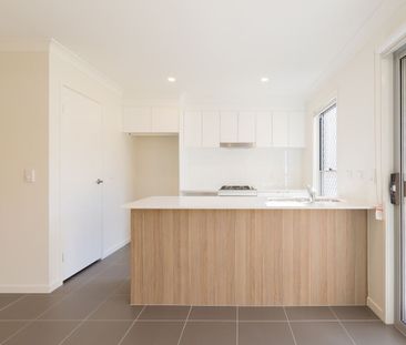 NEAR NEW LUXURY 3 BEDROOM TOWNHOUSE WITH DUCTED AIR CONDITIONING - Photo 5