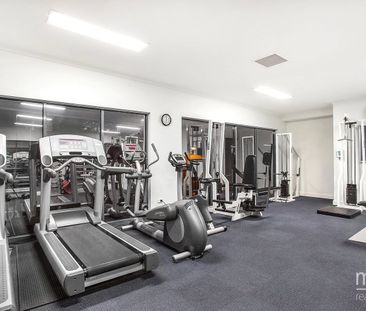 Spacious Three Bedroom Apartment in Perfect Location! - Photo 5