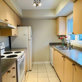 2-Bed, 2-Bath Townhome by Square One + Parking/AC/Water Incl! - Photo 4