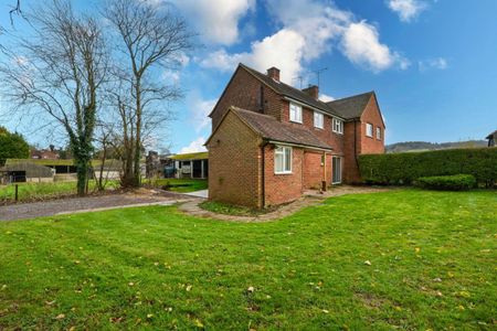 3 bed semi-detached house to rent in Blakes Lane, Leatherhead, KT24 - Photo 4