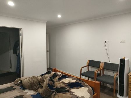 Ready to move in - 3 bedroom 2.5 bathroom - Photo 2