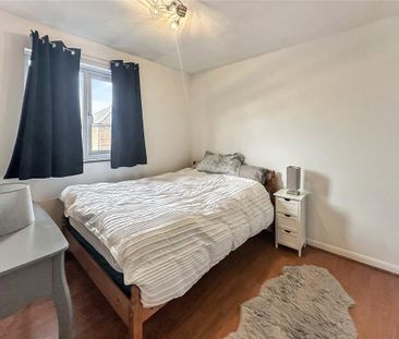 4 bedroom end of terrace house to rent - Photo 4