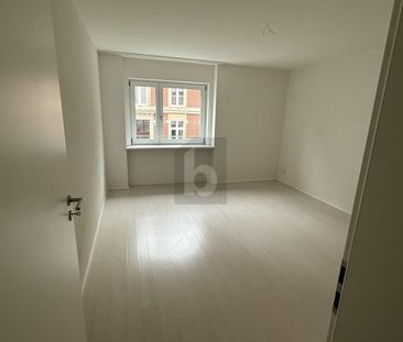 LIGHT, MODERN WITH BALCONY AND TOP KITCHEN - Foto 1