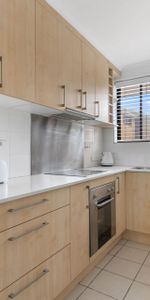 Stylish Apartment with City Views in a Blue-Ribbon Dover Heights Setting - Photo 4