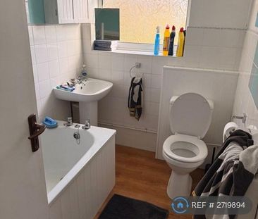1 bedroom in a house share to rent - Photo 3