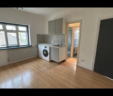 Studio Flat, North Circular Road, NW2 - Photo 5