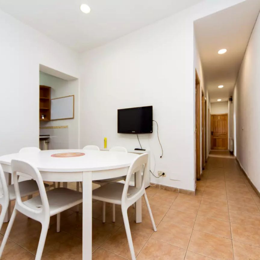 Single Bed in Room in a shared 8-bedroom apartment for rent in Embajadores, only females. - Foto 1