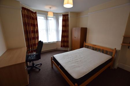 5 bedroom semi-detached house to rent - Photo 3