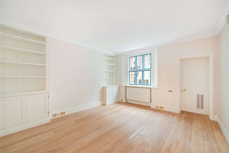 Beautifully presented Belgravia townhouse offering 3,493 sq ft (324 sq m) of six bedroom family accommodation with a roof terrace, balcony and off-street parking. - Photo 5