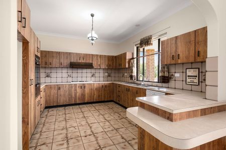 Huge Family Home - Photo 3