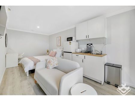 Comfortable Furnished Accommodation with Private Ensuites & Kitchenettes! - Photo 5