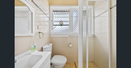 Quiet Cul-de-Sac Living Opposite St Bernadette's Primary - Photo 5