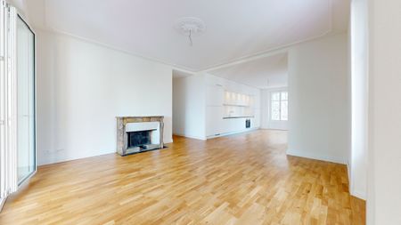 Magnifique appartement rénové de 4,5 pièces au rez-de-chaussée supérieur avec terrasse couverte, vue sur le lac et cheminées - Photo 3