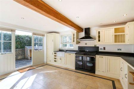 Charming three bedroom cottage in the desirable village of Winson. - Photo 4