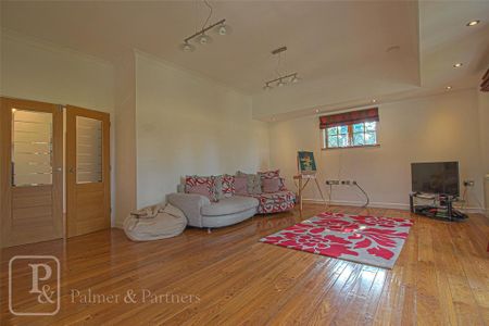 4 bedroom detached house to rent - Photo 3