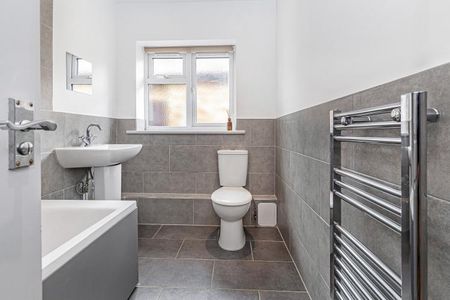 3 bedroom detached bungalow to rent - Photo 4