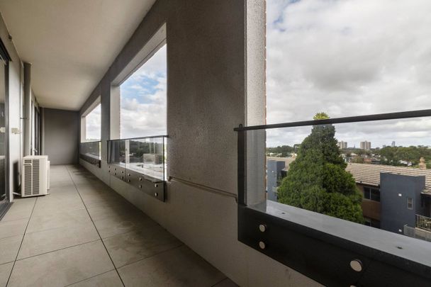 FULLY FURNISHED 3 BEDROOM MODERN APARTMENT - Photo 1