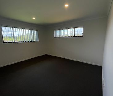 Modern 4-Bedroom Home in Park Ridge! - Photo 3