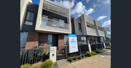 THREE BEDROOM TOWNHOUSE - Photo 4